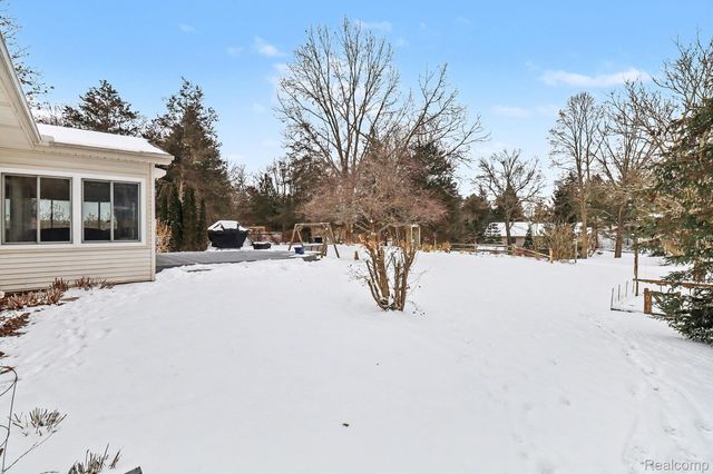 3594 Cordley Lake Road, Hamburg Township, MI 48169