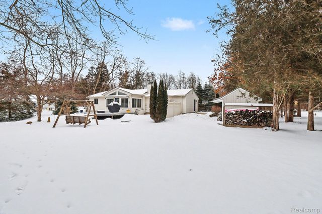 3594 Cordley Lake Road, Hamburg Township, MI 48169