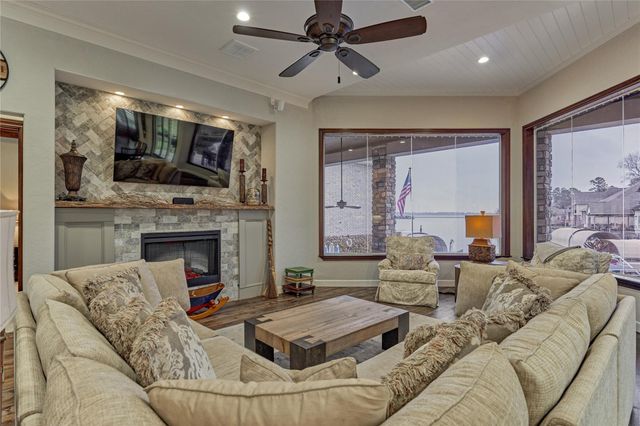 40 Logansport Court, Montgomery, TX 77356