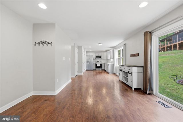 200 FAIRWAY CIR, Cross Junction, VA 22625