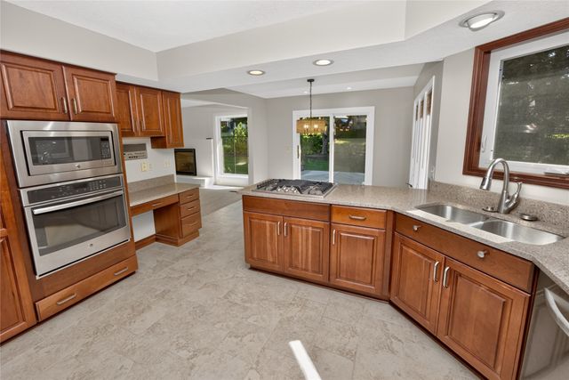 517 58th Street, West Des Moines, IA 50266
