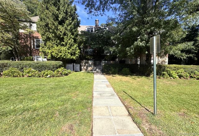 5 Sentry Place 1A, Scarsdale, NY 10583