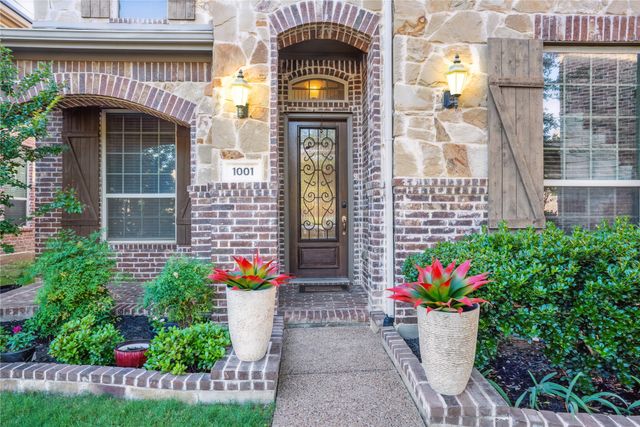 1001 Vineyard Drive, Euless, TX 76039