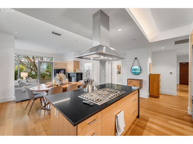 1001 Nw LOVEJOY St 208, Portland, OR 97209