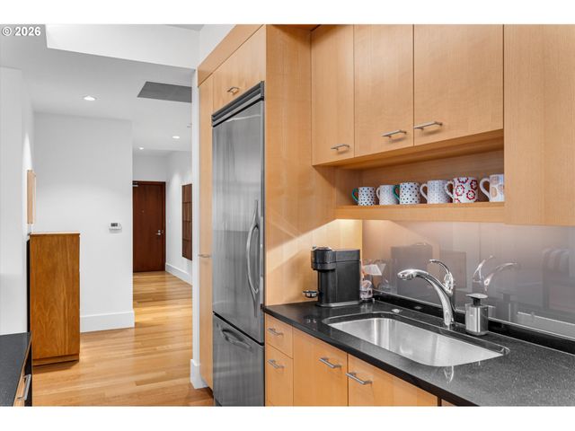 1001 Nw LOVEJOY St 208, Portland, OR 97209