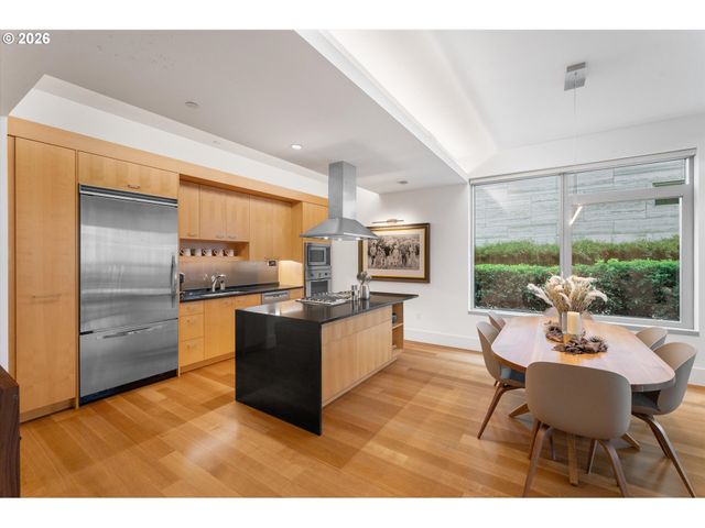 1001 Nw LOVEJOY St 208, Portland, OR 97209