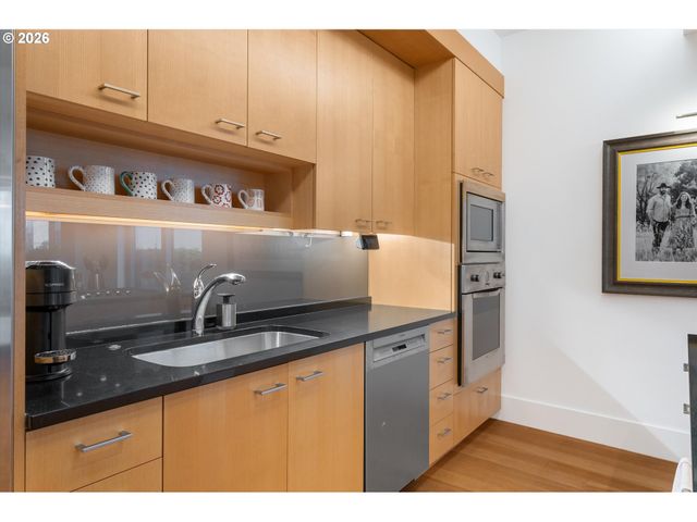 1001 Nw LOVEJOY St 208, Portland, OR 97209