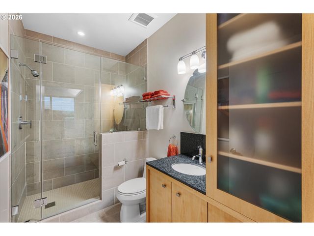 1001 Nw LOVEJOY St 208, Portland, OR 97209