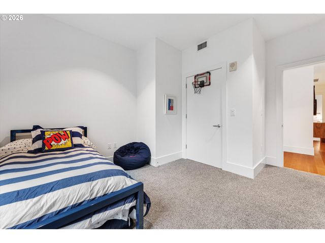 1001 Nw LOVEJOY St 208, Portland, OR 97209