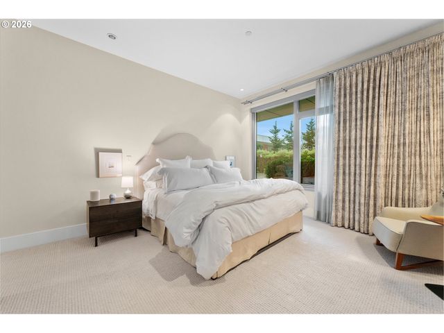 1001 Nw LOVEJOY St 208, Portland, OR 97209