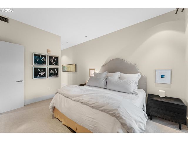 1001 Nw LOVEJOY St 208, Portland, OR 97209