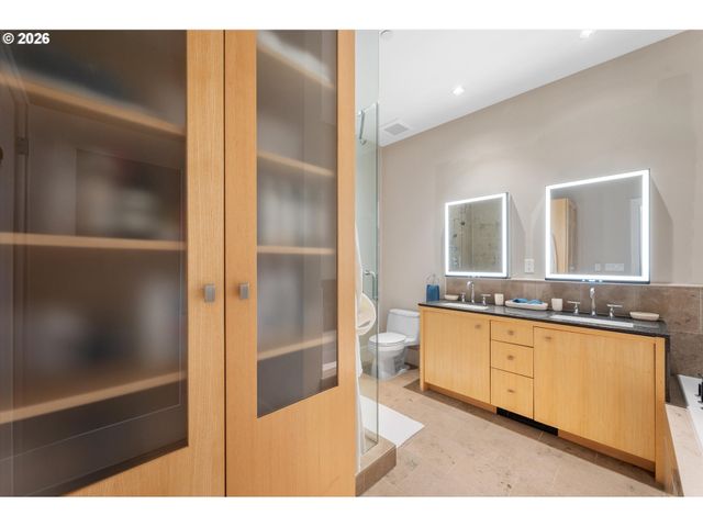 1001 Nw LOVEJOY St 208, Portland, OR 97209