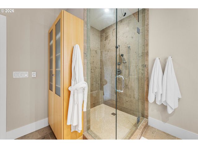 1001 Nw LOVEJOY St 208, Portland, OR 97209