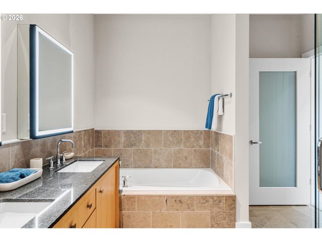 1001 Nw LOVEJOY St 208, Portland, OR 97209