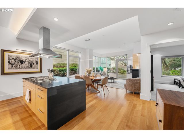 1001 Nw LOVEJOY St 208, Portland, OR 97209