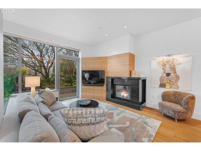 1001 Nw LOVEJOY St 208, Portland, OR 97209