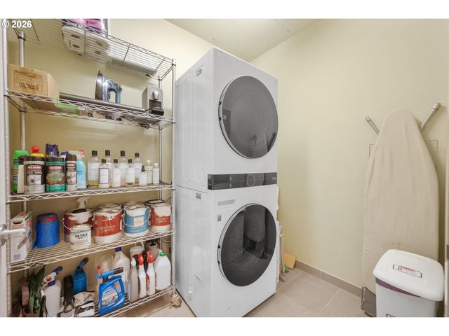 1001 Nw LOVEJOY St 208, Portland, OR 97209