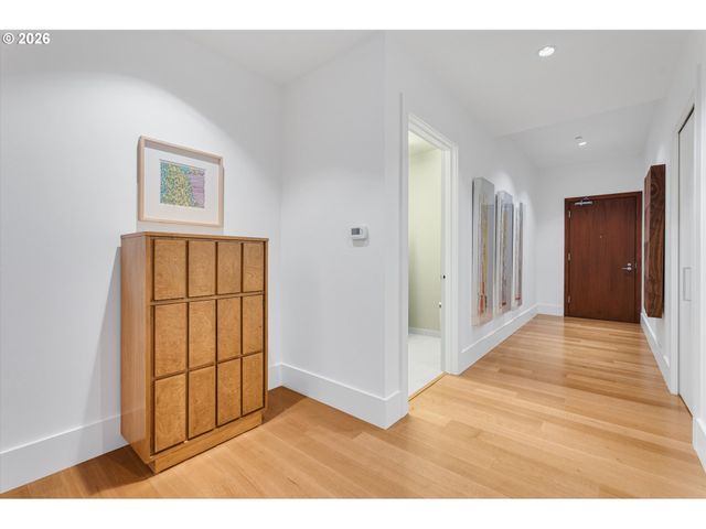 1001 Nw LOVEJOY St 208, Portland, OR 97209