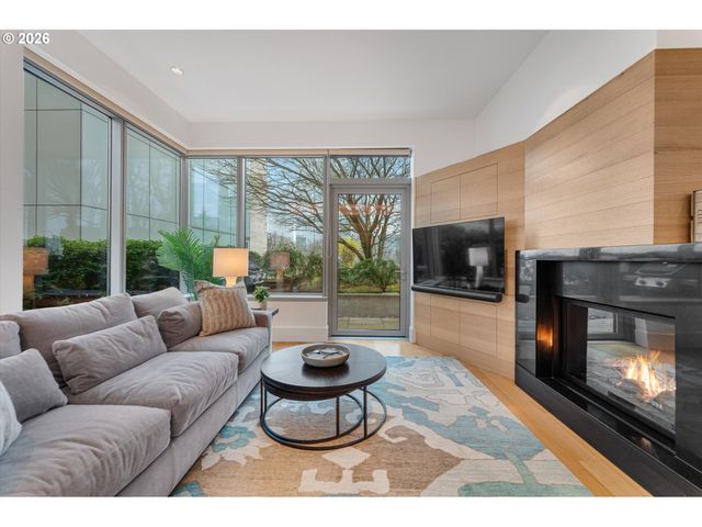 1001 Nw LOVEJOY St 208, Portland, OR 97209