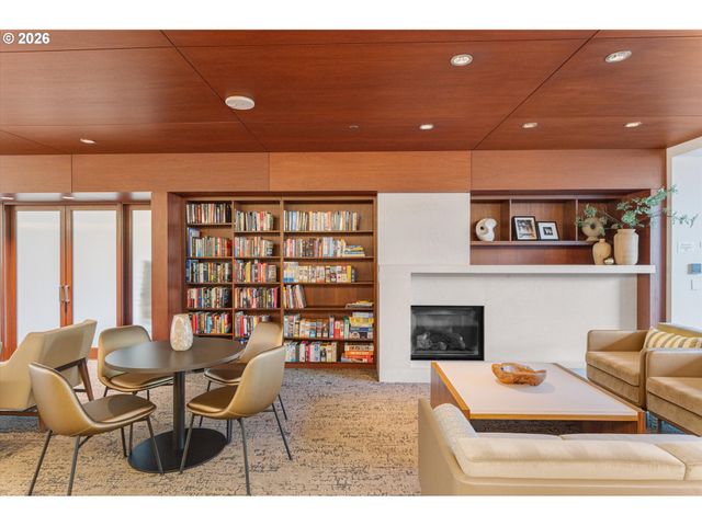 1001 Nw LOVEJOY St 208, Portland, OR 97209