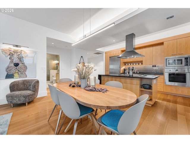 1001 Nw LOVEJOY St 208, Portland, OR 97209