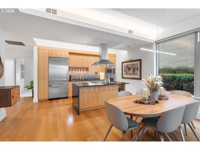 1001 Nw LOVEJOY St 208, Portland, OR 97209