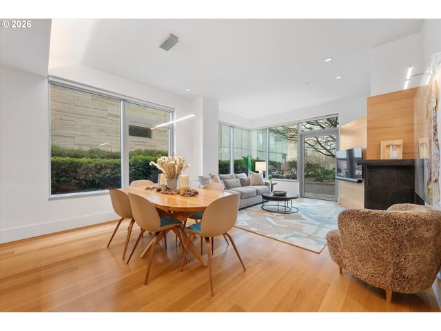 1001 Nw LOVEJOY St 208, Portland, OR 97209