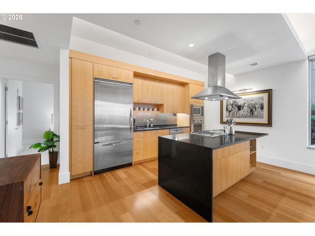 1001 Nw LOVEJOY St 208, Portland, OR 97209