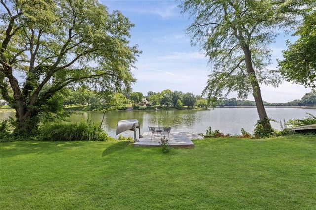 6829 Lakeshore Drive, Raytown, MO 64133