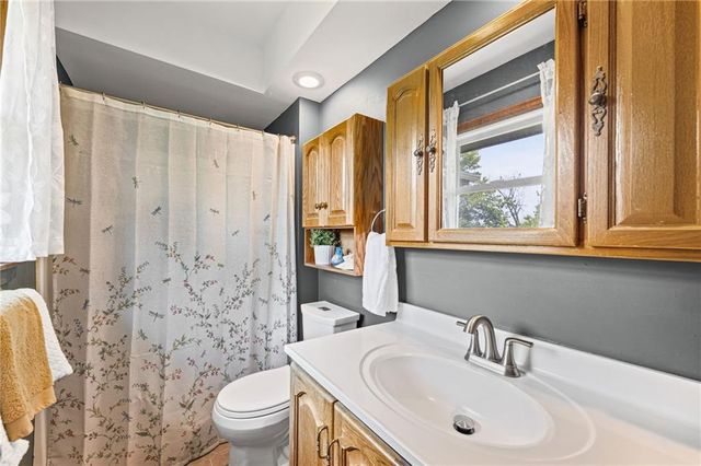 6829 Lakeshore Drive, Raytown, MO 64133