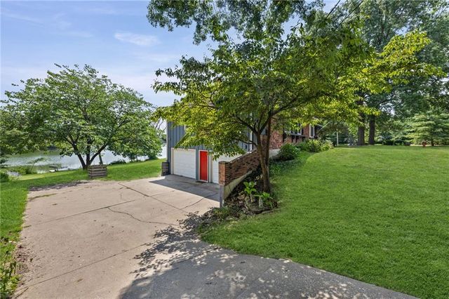 6829 Lakeshore Drive, Raytown, MO 64133