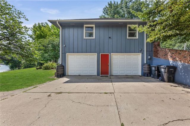 6829 Lakeshore Drive, Raytown, MO 64133
