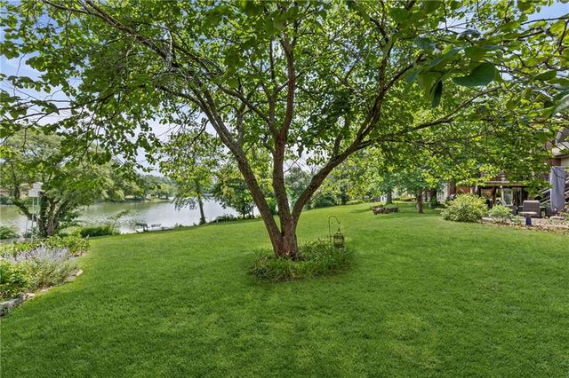 6829 Lakeshore Drive, Raytown, MO 64133