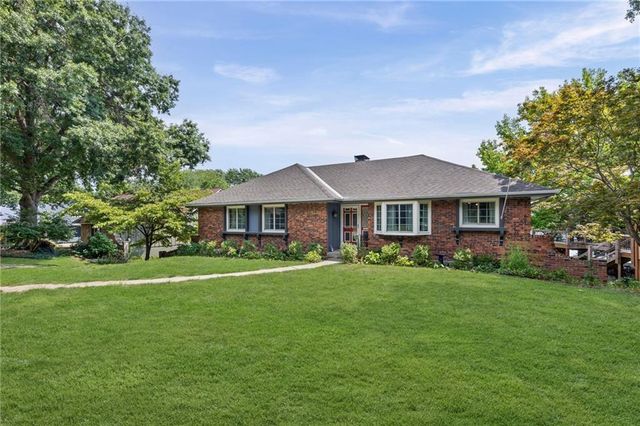 6829 Lakeshore Drive, Raytown, MO 64133