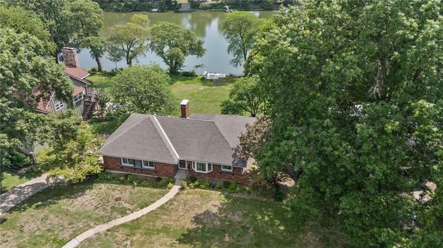 6829 Lakeshore Drive, Raytown, MO 64133