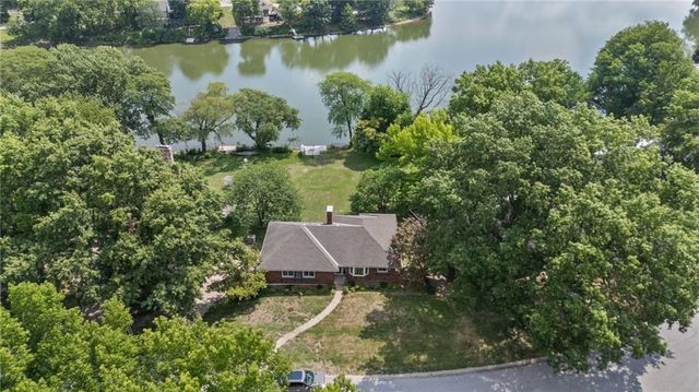 6829 Lakeshore Drive, Raytown, MO 64133
