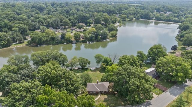 6829 Lakeshore Drive, Raytown, MO 64133