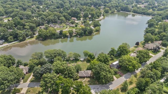 6829 Lakeshore Drive, Raytown, MO 64133