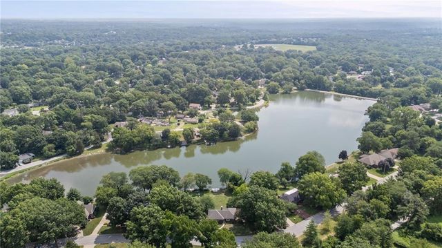 6829 Lakeshore Drive, Raytown, MO 64133
