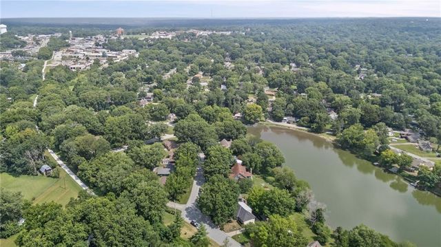 6829 Lakeshore Drive, Raytown, MO 64133