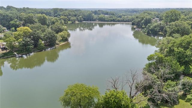 6829 Lakeshore Drive, Raytown, MO 64133