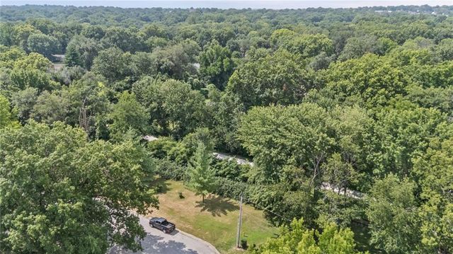 6829 Lakeshore Drive, Raytown, MO 64133