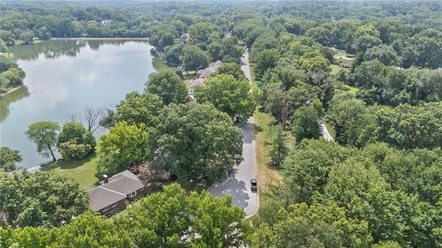 6829 Lakeshore Drive, Raytown, MO 64133