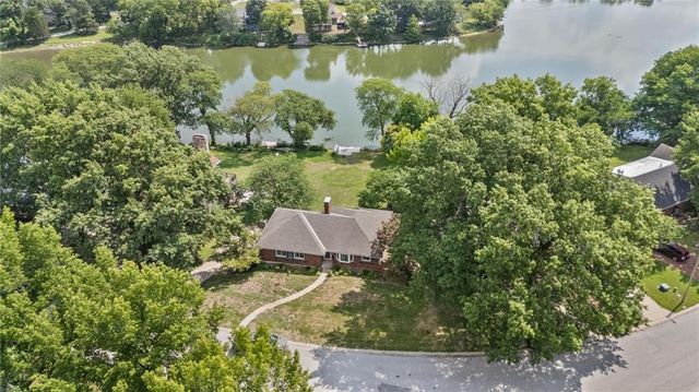 6829 Lakeshore Drive, Raytown, MO 64133