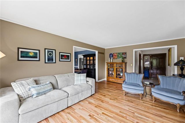 6829 Lakeshore Drive, Raytown, MO 64133