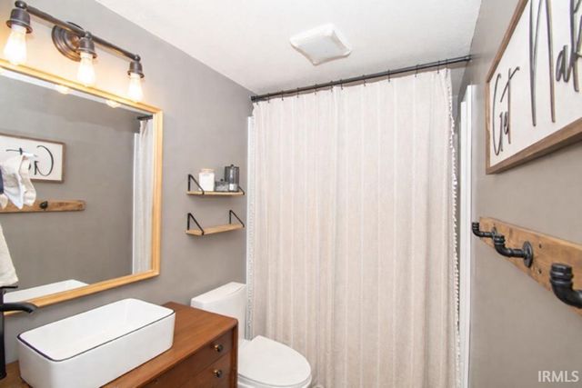 4099 S 700 E Road, Laotto, IN 46763