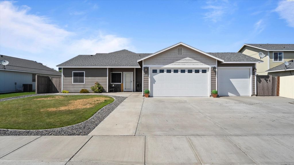 4415 Kubota Ln, Pasco, WA 99301
