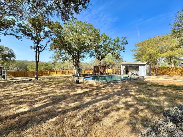 325 Eagle Ridge, Floresville, TX 78114