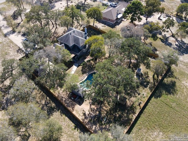 325 Eagle Ridge, Floresville, TX 78114