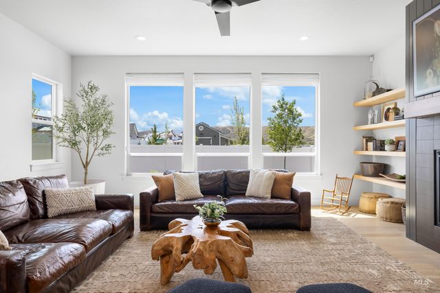 7469 W Diamond Lake Dr, Boise, ID 83714